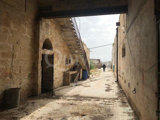 Luqa, Site (Commercial)