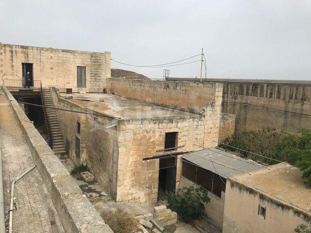 Luqa, Site (Commercial)