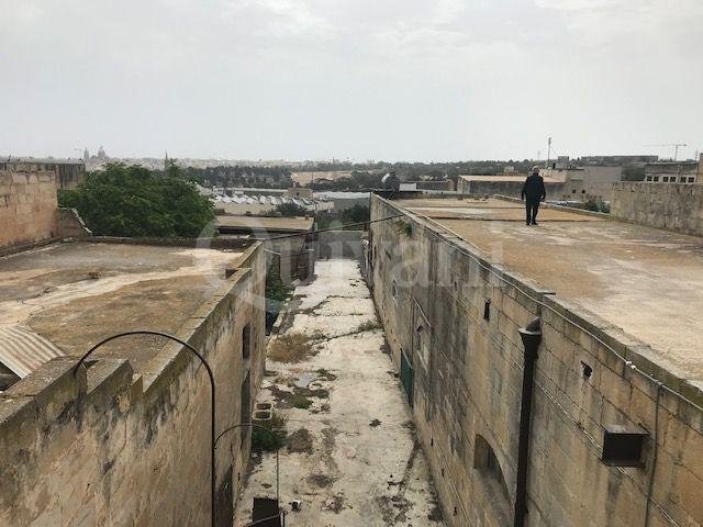 Luqa, Site (Commercial)