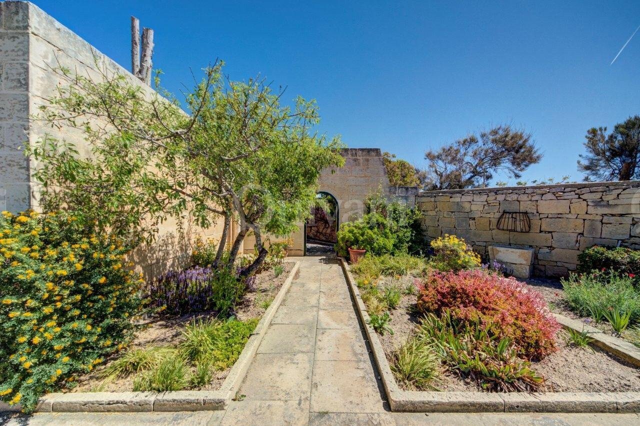 Converted Farmhouse with Pool, land and garage