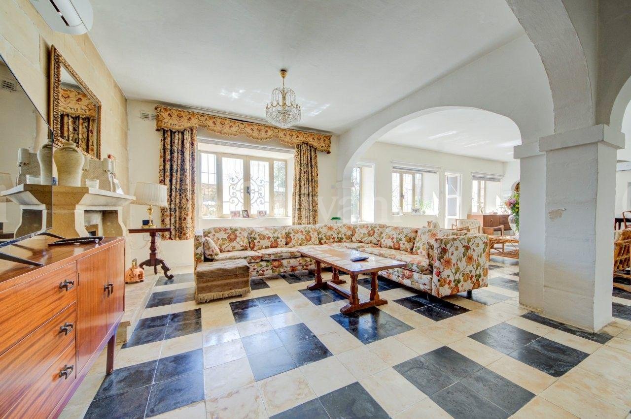 Converted Farmhouse with Pool, land and garage
