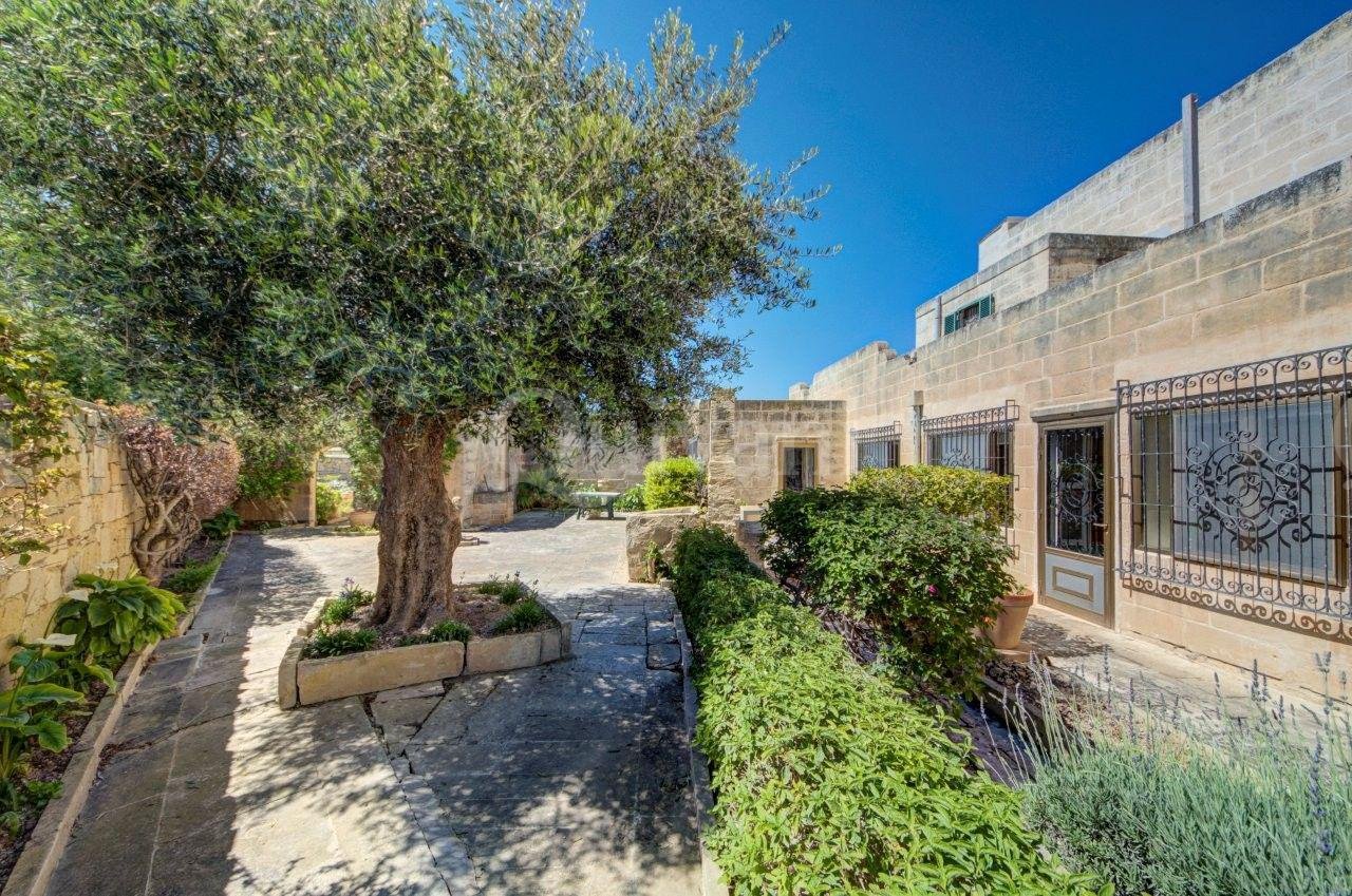 Converted Farmhouse with Pool, land and garage