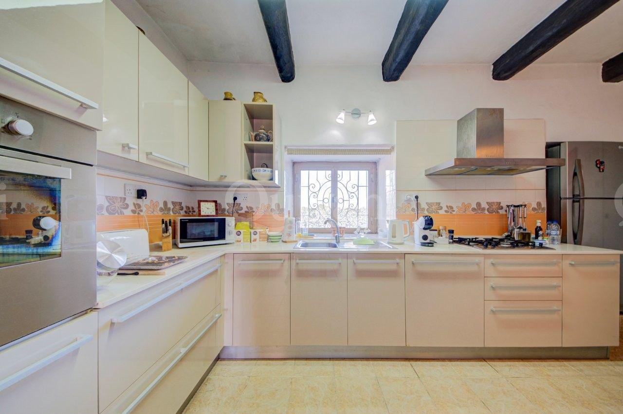 Converted Farmhouse with Pool, land and garage