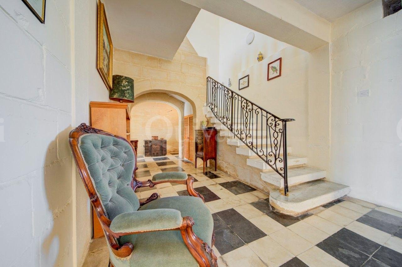 Converted Farmhouse with Pool, land and garage