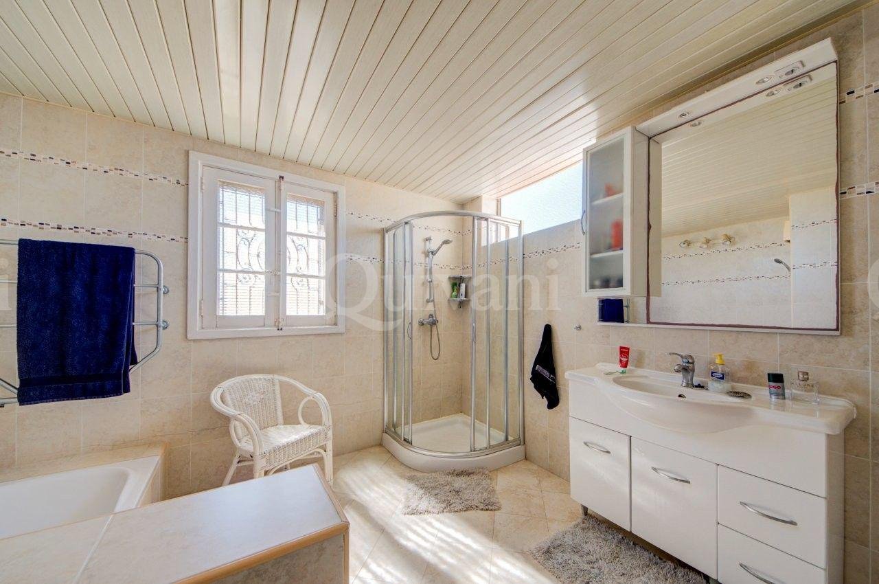 Converted Farmhouse with Pool, land and garage