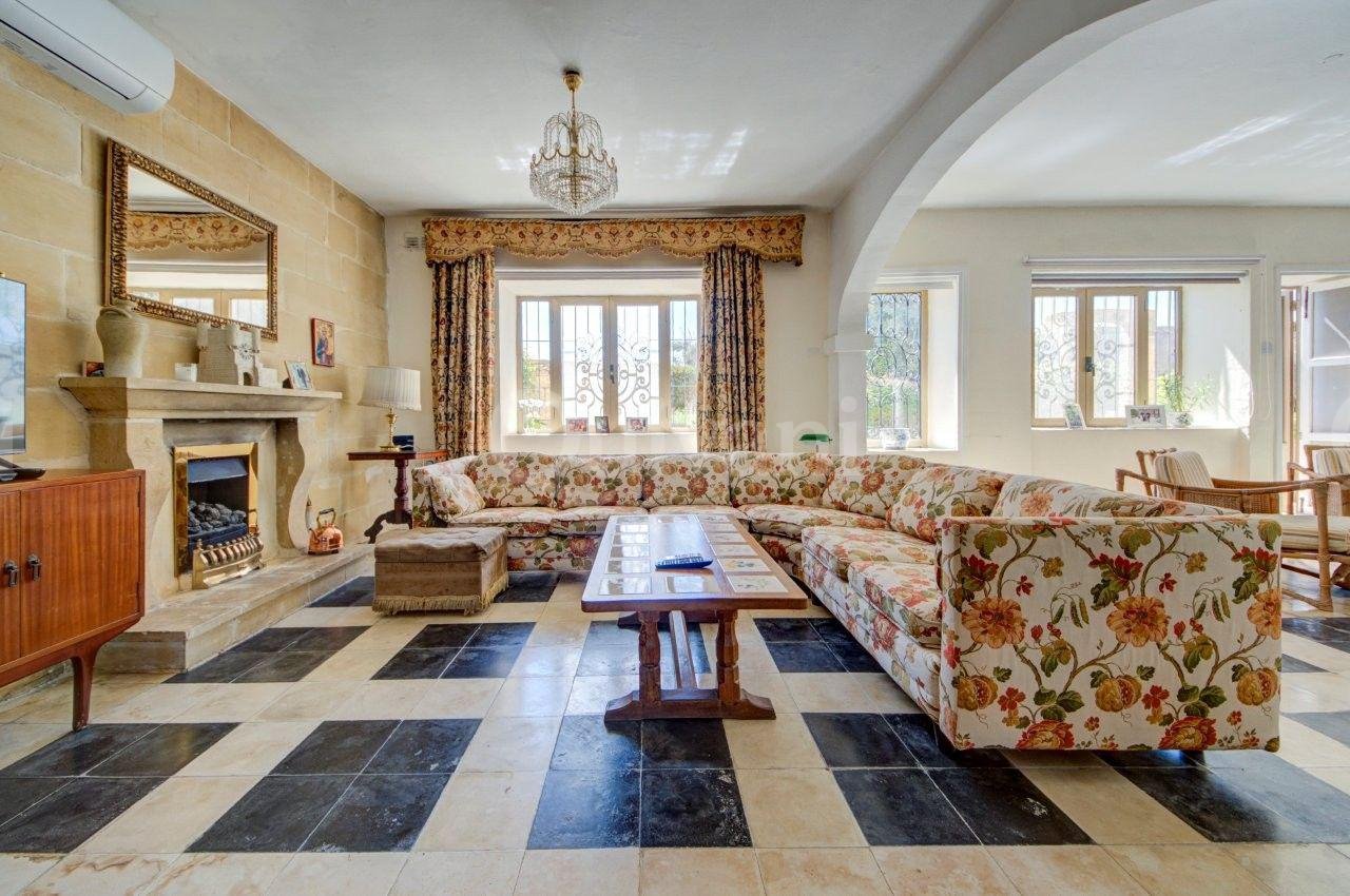 Converted Farmhouse with Pool, land and garage