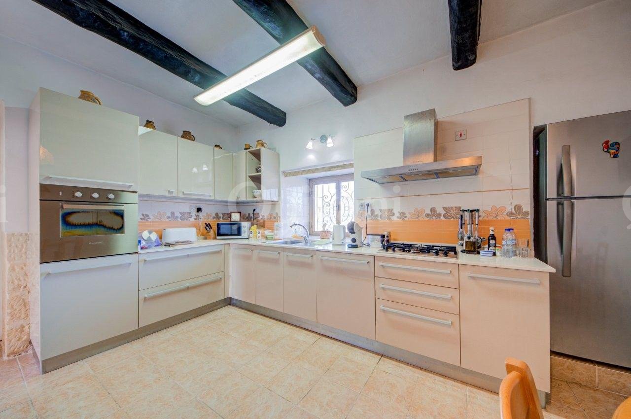 Converted Farmhouse with Pool, land and garage