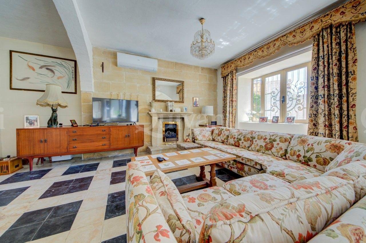 Converted Farmhouse with Pool, land and garage