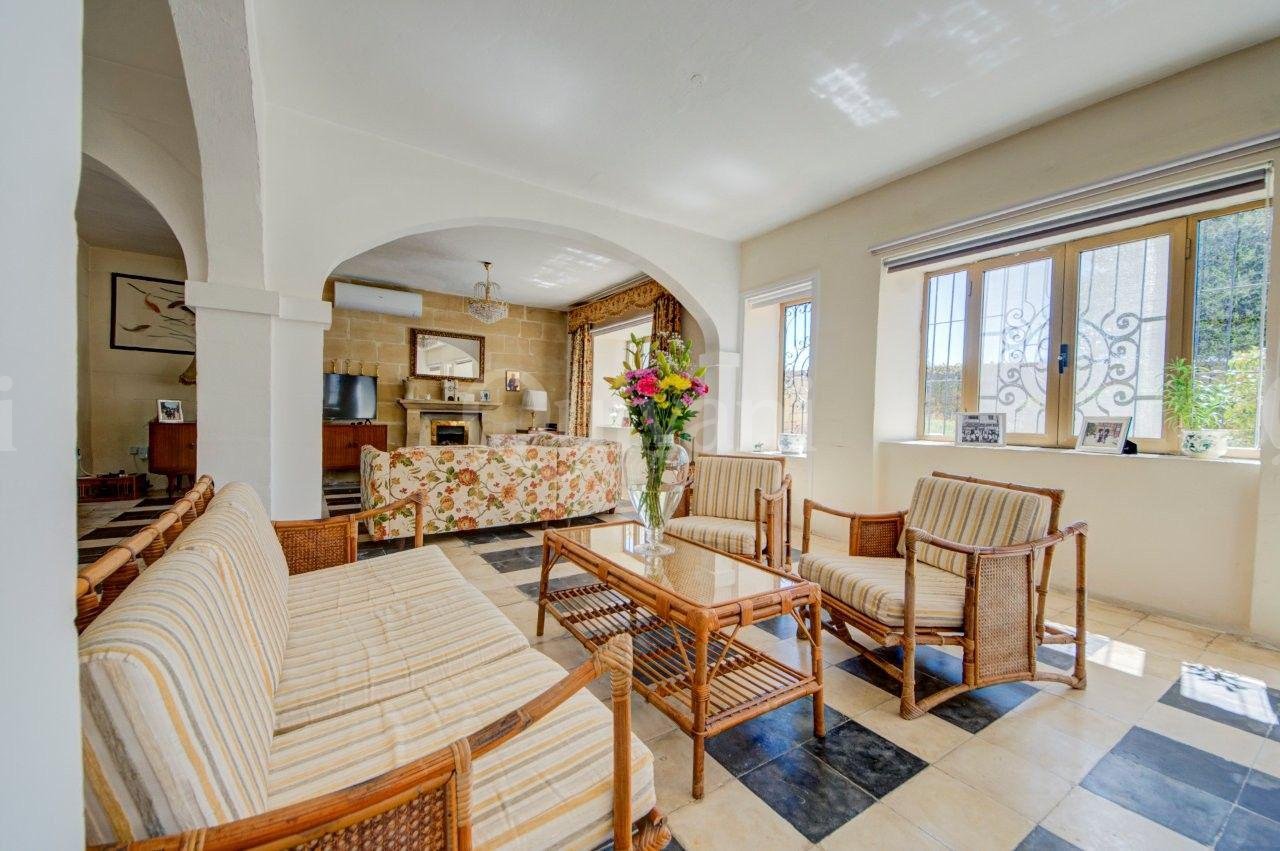 Converted Farmhouse with Pool, land and garage