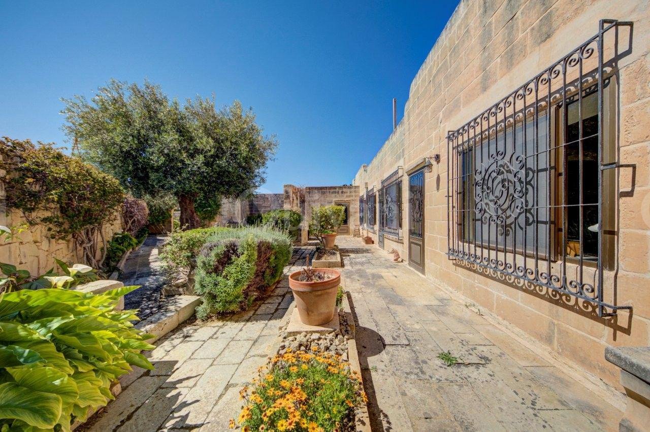 Converted Farmhouse with Pool, land and garage