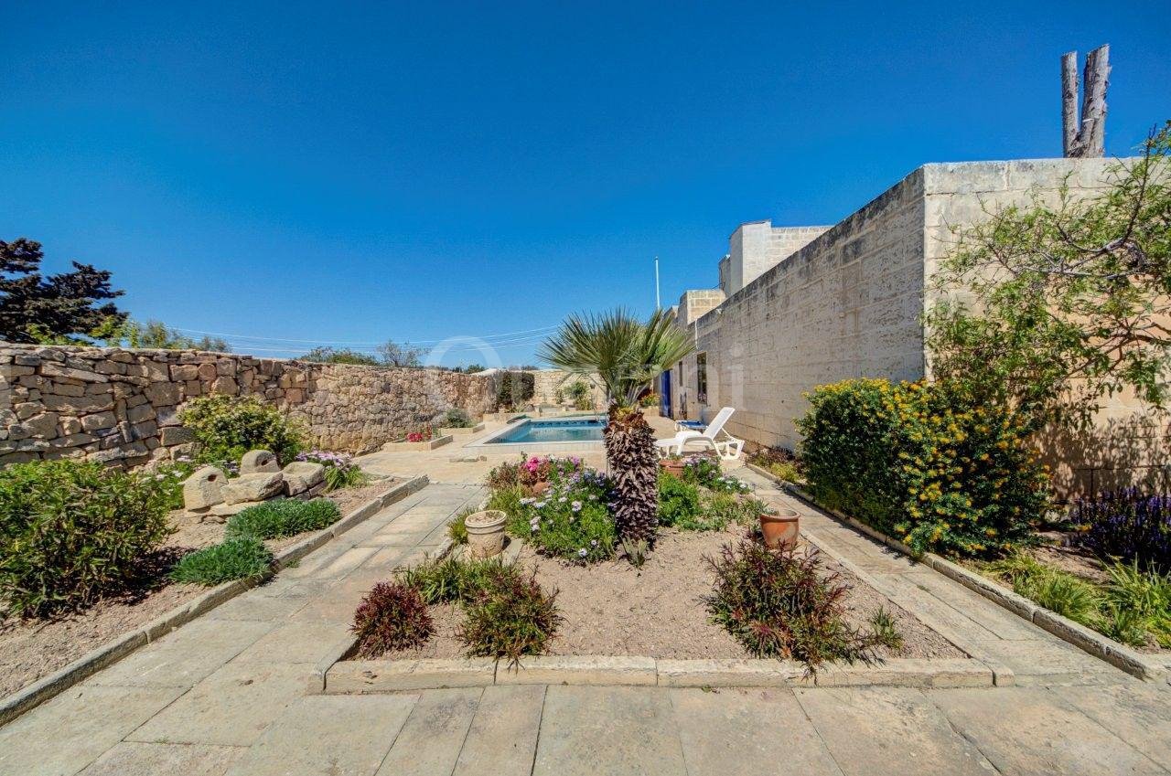 Converted Farmhouse with Pool, land and garage