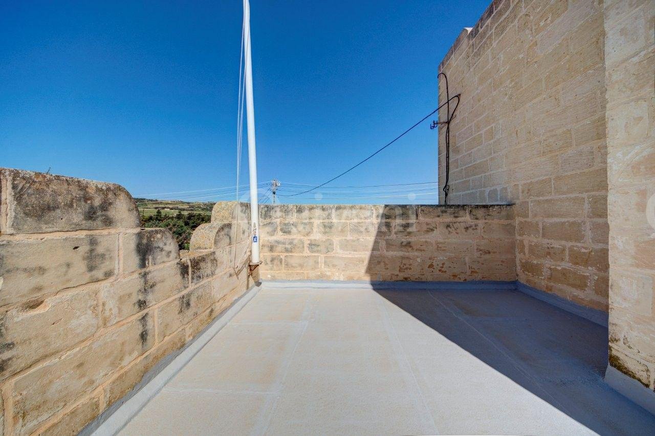 Converted Farmhouse with Pool, land and garage