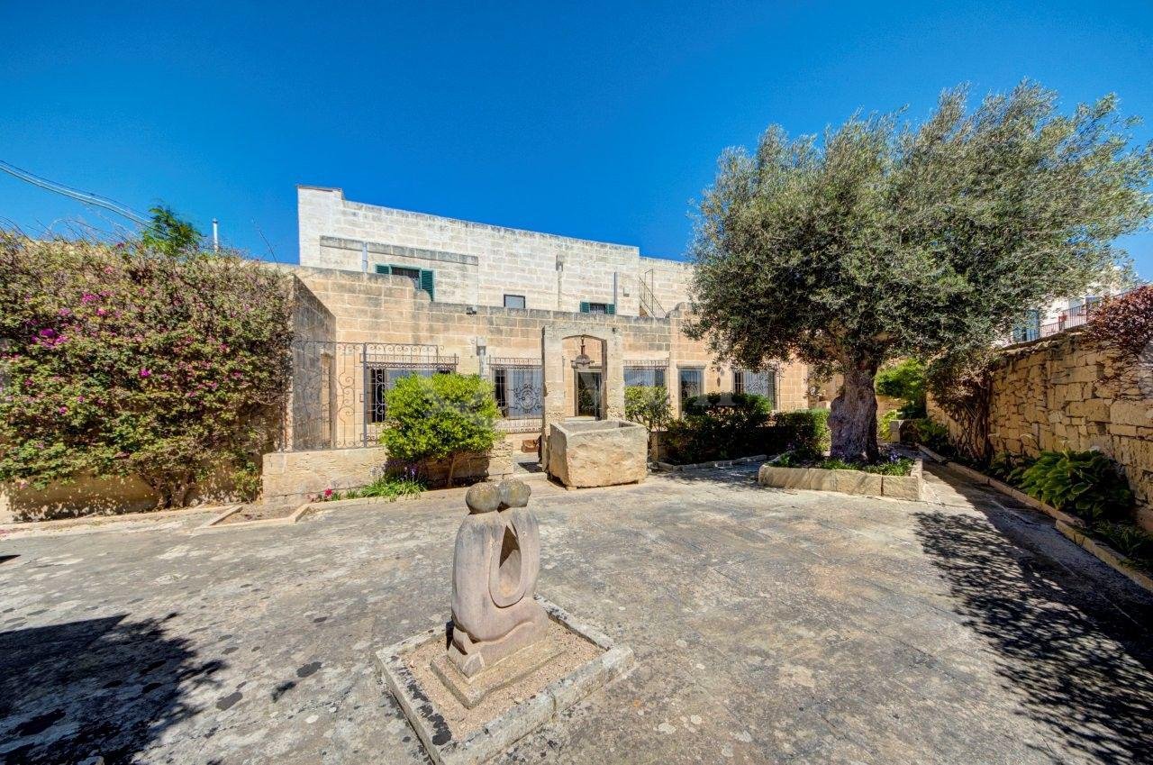 Converted Farmhouse with Pool, land and garage