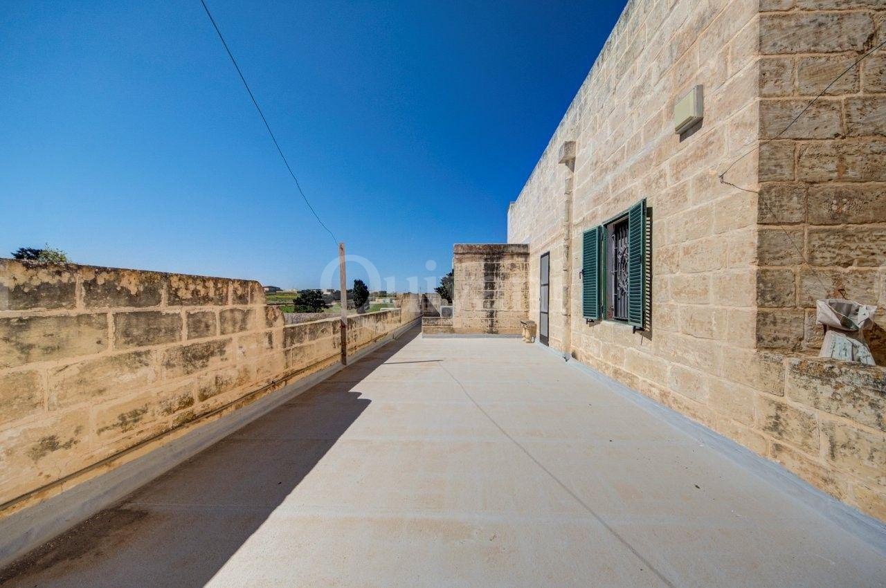 Converted Farmhouse with Pool, land and garage