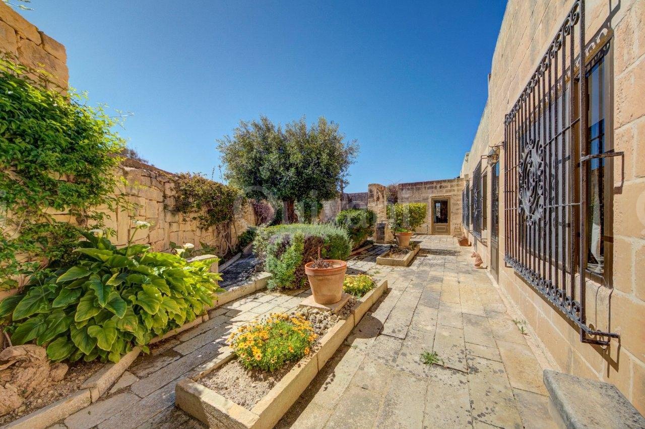 Converted Farmhouse with Pool, land and garage