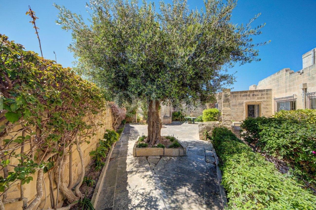 Converted Farmhouse with Pool, land and garage
